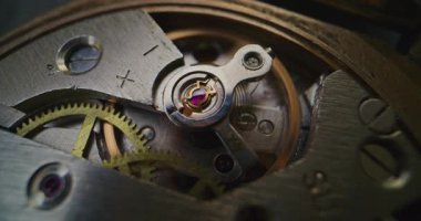 Macro Hareketli Vites ve Denge Çarkı ile Karmaşık İzleme Mekanizması 'nın Yakın Çekimi. Saat Mekanik Mühendisliği, Hassas Sanatçılık ve Zaman Parçalarının İç Çalışmalarına Ayrıntılı Bakış.