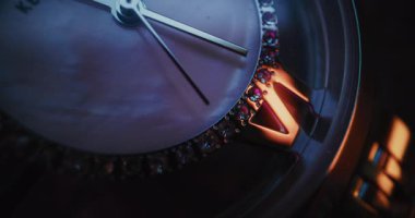 Makro Yakın Çekim 'de Gemstone Bezel ve Metalik Bileklik' in olduğu zarif bir kol saati. Modern Lüks Tasarım Moda, Hassasiyet, Dakiklik ve Zamanın Sembolik Önemi 'ni sembolize ediyor. Zaman Süreleri.