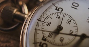 Metalik çantalı Makro Yakın Çekim Mekanik Uydu Saati ve İkinci El ile Temiz Arama. Kesinlik, Ölçüm, Geri sayım, Spor Eğitimi ve Rekabetçi Atletizm Zamanlaması.