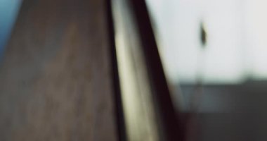 Klasik Ahşap Metronomu Sallanan Sarkaç ile Kapatın, Müzisyenlerin Müziği Doğru Yapmalarına Yardım Edin. Müzikal Ritmi Ölçmek için Tempo ile Ritmik Vuruşlar. Zaman kavramı, pratik. Yavaş Hareket.