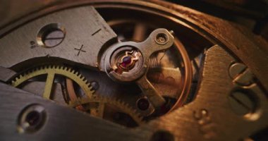 Mekanik Saat Hareketinin Macro Atışı Vites, Tekerlek ve Denge Mekanizmasını Gösteriyor. Ayrıntılı Yakın Çekim, Zaman kavramı, işçilik, Horoloji, Hassasiyet Mühendisliği ve Karmaşıklığın Güzelliği.