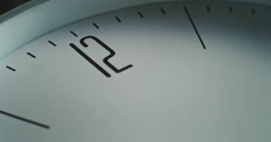 Minimalist Wall Clock 'un Kadranında 12 Numaralı İkinci El' in Zaman Sürati. Modern İç Tasarım Elementi. Zaman kavramı, dakiklik, bekleme ve zaman yönetimi. Makro Yakın Çekim.
