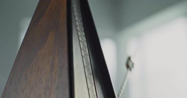 Klasik Ahşap Metronomu Sallanan Sarkaç ile Kapatın, Müzisyenlerin Tempo 'yu Ölçmesine Yardım Edin. Sound Beats to Performans Müziği. Ritm, Kesinlik, Denge ve Ses Eğitimi Konsepti.