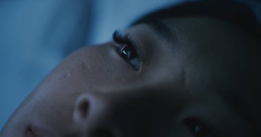 Güzel Kadın Yüzü 'nün yakın çekimleri gözbebeğine odaklandı. Kızlar Gözü Smartphone 'dan Sosyal Medyanın Görüntüsünü Yansıtır. Uykusuzluk Kavramı, Teknoloji Bağımlılığı, Dijital Yaşam Tarzı. Sabit Çekim.