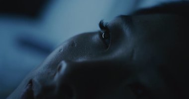 Uykuya dalmayı denerken Asyalı Kız Yüzü 'nün yakın plan çekimleri. Yumuşak, Serin Işıklandırma ve Huzurlu İfade Uykuya Düşme Anı. Sağlıklı uyku, yorgunluk ve dinlenme kavramı. Sabit Çekim.