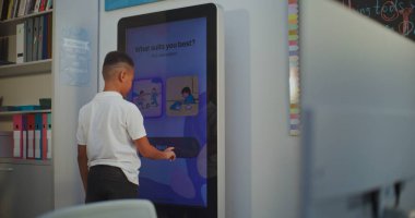 Afro-Amerikalı genç çocuk yapay zeka izleyici dijital ekranında kişilik ısısı testine girdi. Okuldaki çocuklar duygusal zekayı geliştiriyor. Konsept Eğitim Teknolojileri, Ruh Sağlığı.