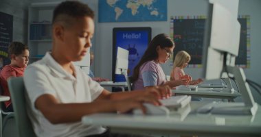 Modern Teknoloji Çalışmalarıyla Sınıfta Öğrenciler Bilgisayarlarda. Ön plandaki Afro-Amerikan Çocuk, Pembe Tişörtlü Kız 'ın yanında çalışıyor. Yenilikçi Öğrenme, Dijital Araçlar. El bilgisayarı.