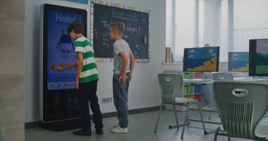 Çocuklar 3D Nesneler Oluşturmayı Öğreniyor, ve Bir Oğlan Al Mood İzleyicisiyle İletişim Kuruyor. Eğitim Teknolojilerini Bütünleştirme ve Modern Eğitime Sosyal Duygusal Öğrenme kavramı. Doli Vuruşu.