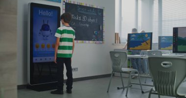 Çocuklar 3D Nesneler Oluşturmayı Öğreniyor, ve Bir Oğlan Al Mood İzleyicisiyle İletişim Kuruyor. Eğitim Teknolojilerini Bütünleştirme ve Modern Eğitime Sosyal Duygusal Öğrenme kavramı. Doli Vuruşu.