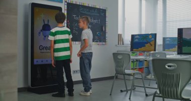 Çocuklar 3D Nesneler Oluşturmayı Öğreniyor, ve Bir Oğlan Al Mood İzleyicisiyle İletişim Kuruyor. Eğitim Teknolojilerini Bütünleştirme ve Modern Eğitime Sosyal Duygusal Öğrenme kavramı. Doli Vuruşu.