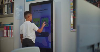 Afro-Amerikalı genç çocuk yapay zeka izleyici dijital ekranında kişilik ısısı testine girdi. Okuldaki çocuklar duygusal zekayı geliştiriyor. Konsept Eğitim Teknolojileri, Ruh Sağlığı.