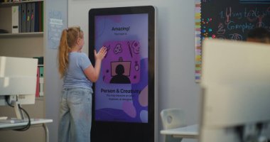 AI Mood Tracker 'daki genç öğrenci kişilik tipini belirlemek için teste giriyor. Çocuklar kendilerini ve ihtiyaçlarını anlamayı öğrenirler. Duygusal Zeka Geliştirme, Akıl Sağlığı Bakımı.