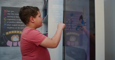 İlkokul öğrencisinin Al 'ın ruh hali takip cihazını kullanarak tipiyoloji sınavına girerken yakın çekimi. Modern Okullarda Teknoloji 'yi Duygusal Öğrenim İçin Kullan. Dijital Teknoloji kavramı, Öğrencilerin Akıl Sağlığı Bakımı.