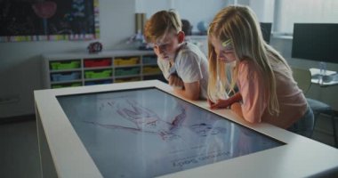 Öğrenciler Dokunmatik Ekran 'da İnsan Anatomisini İncelemek İçin İşbirliği Yapar. Çocuklar konuşur, aktif olarak Fen Çalışması 'na katılırlar. Modern Sınıflar Teknolojisi Konsepti, Kooperatif Biyoloji Öğrenimi. Doli Vuruşu.