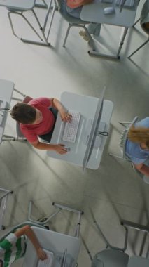 Modern Sınıftaki Bilgisayarlarda Grup Öğrencileri. Sınıf Çocukları Masa Ayrı Oturur ve Masaüstü Bilgisayarlarında Tip Yazar. Öğrenciler Dijital Yetenekler Öğrenir. Eğitim ve Teknoloji kavramı. Dikey Çekim.