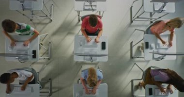 Bilgisayar Laboratuvarında Klavyede Yazan Çocuklar. Parlak Bilgisayar Laboratuvarında Çocuklar Çalışıyor, Teknoloji Öğreniyor ve Bilgisayar Yetenekleri Geliştiriyor. Modern eğitim kavramı. Üst Manzara. Sabit Çekim.