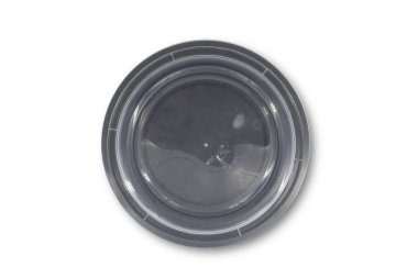 Beyaz arka planda izole edilmiş siyah yuvarlak bir yemek tepsisi