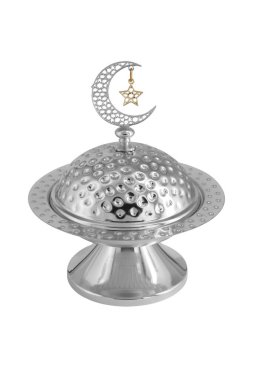 Beyaz arkaplanda izole edilmiş Ramazan metal kasesi
