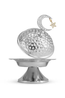 Beyaz arkaplanda izole edilmiş Ramazan metal kasesi