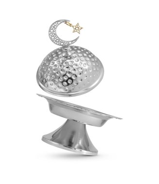 Beyaz arkaplanda izole edilmiş Ramazan metal kasesi
