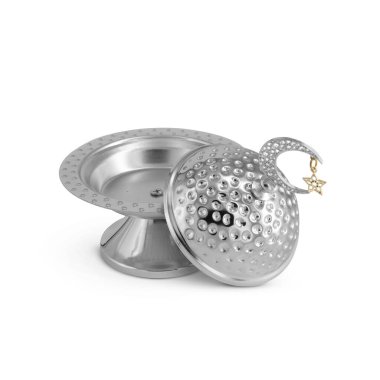 Beyaz arkaplanda izole edilmiş Ramazan metal kasesi