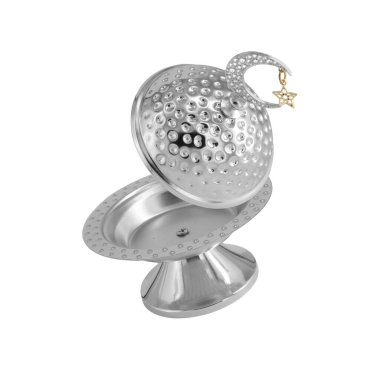 Beyaz arkaplanda izole edilmiş Ramazan metal kasesi