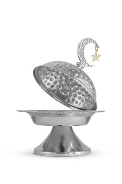 Beyaz arkaplanda izole edilmiş Ramazan metal kasesi