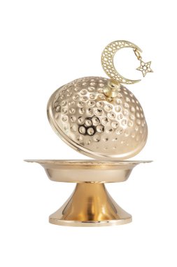Beyaz arkaplanda izole edilmiş Ramazan metal kasesi