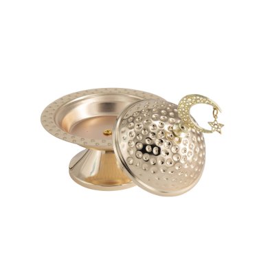 Beyaz arkaplanda izole edilmiş Ramazan metal kasesi