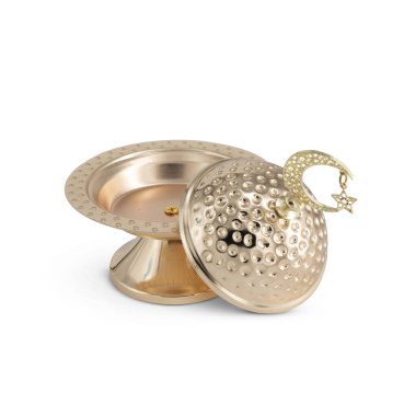 Beyaz arkaplanda izole edilmiş Ramazan metal kasesi