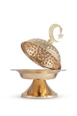 Beyaz arkaplanda izole edilmiş Ramazan metal kasesi