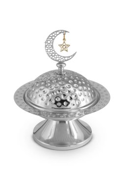Beyaz arkaplanda izole edilmiş Ramazan metal kasesi