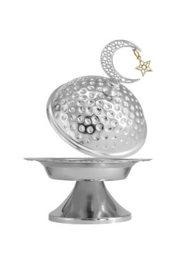 Beyaz arkaplanda izole edilmiş Ramazan metal kasesi