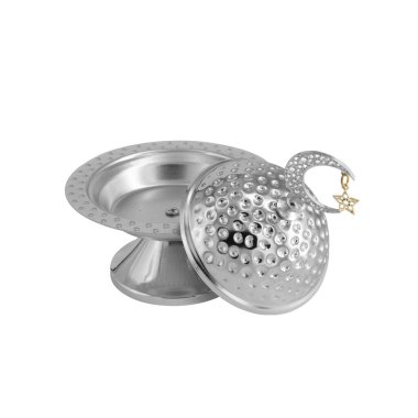 Beyaz arkaplanda izole edilmiş Ramazan metal kasesi