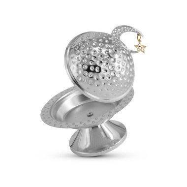 Beyaz arkaplanda izole edilmiş Ramazan metal kasesi