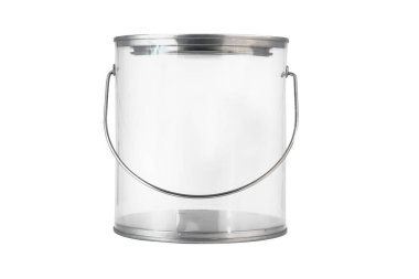 Beyaz arka planda metalik saplı şeffaf boş plastik kova