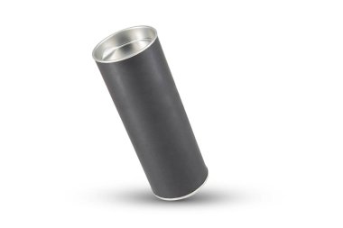 Beyaz arkaplanda siyah Kraft kağıt tüp teneke kutu izole