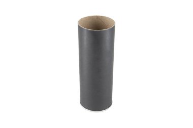 Beyaz arkaplanda siyah Kraft kağıt tüp teneke kutu izole