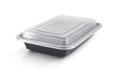 Siyah plastik yiyecek kabı beyaz arka planda izole edilmiş.