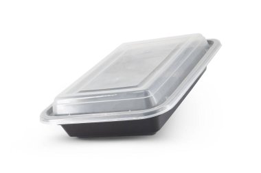 Siyah plastik yiyecek kabı beyaz arka planda izole edilmiş.