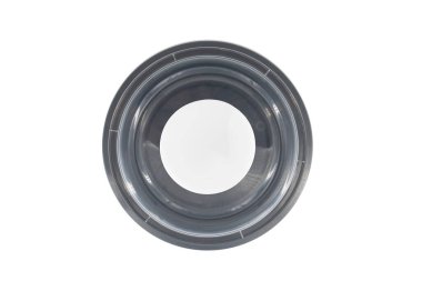 Şeffaf kapaklı ve beyaz karton etiketli siyah plastik yiyecek kapları