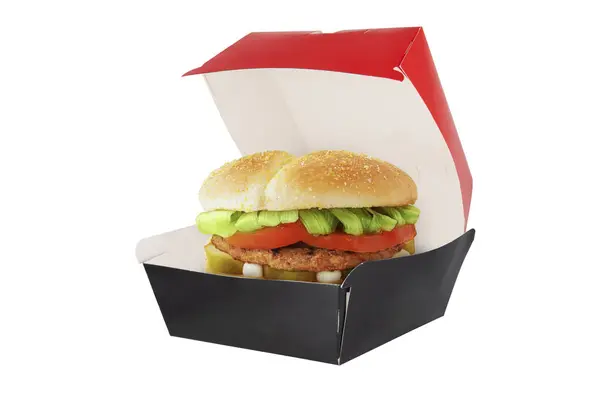 Kırmızı ve siyah hamburgerlerin içinde et burgeri beyaz arka planda izole edilmiş.