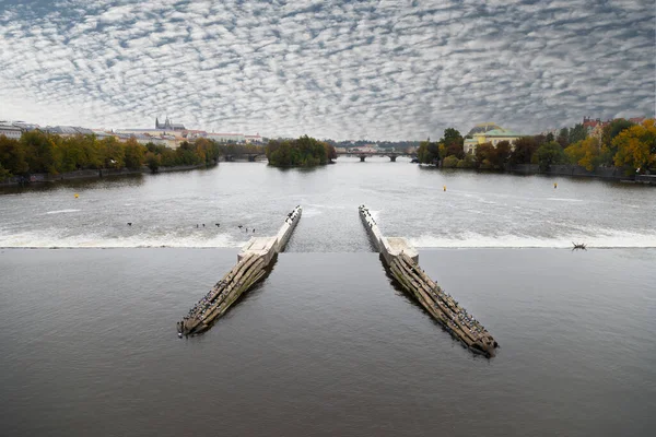 Prag 'daki Vltava Nehri' nin sonbaharda tatil sırasındaki görüntüsü.