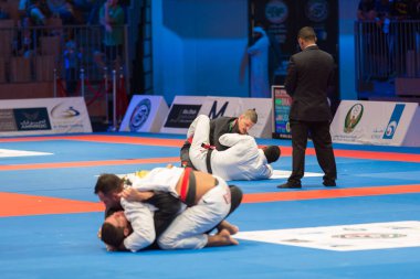 ABU DHABI, UAE - 19 Nisan 2016: ABU DHABI World PROFESSIAL JIU-JITSU CHAMPIONSIP 2016, IPIC ARENA. Paspasın üzerinde erkek dövüşçüler.