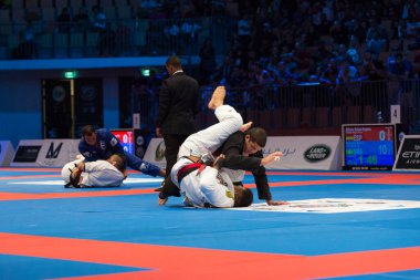 ABU DHABI, UAE - 19 Nisan 2016: ABU DHABI World PROFESSIAL JIU-JITSU CHAMPIONSIP 2016, IPIC ARENA. Minderde siyah kuşaklı dövüşçüler..