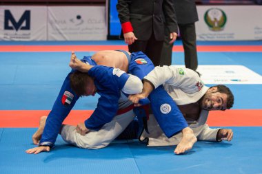 ABU DHABI, UAE - 19 Nisan 2016: ABU DHABI World PROFESSIAL JIU-JITSU CHAMPIONSIP 2016, IPIC ARENA. Parterre dövüşçüleri.