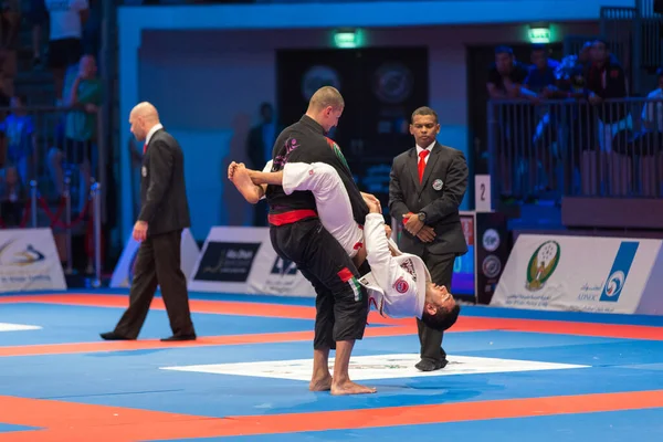 ABU DHABI, UAE - 19 Nisan 2016: ABU DHABI World PROFESSIAL JIU-JITSU CHAMPIONSIP 2016, IPIC ARENA. Paspasda balkon kemeri olan dövüşçüler..