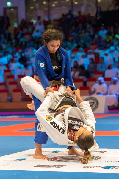 ABU DHABI, UAE - 19 Nisan 2016: ABU DHABI World PROFESSIAL JIU-JITSU CHAMPIONSIP 2016, IPIC ARENA. Kadın dövüşçüler dövüşüyor..
