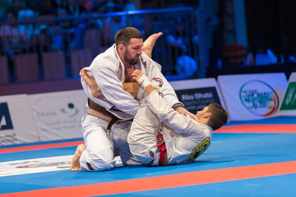 ABU DHABI, UAE - 19 Nisan 2016: ABU DHABI World PROFESSIAL JIU-JITSU CHAMPIONSIP 2016, IPIC ARENA. Kahverengi kemerli dövüşçüler..