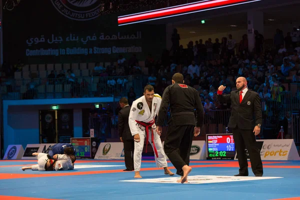 ABU DHABI, UAE - 19 Nisan 2016: ABU DHABI World PROFESSIAL JIU-JITSU CHAMPIONSIP 2016, IPIC ARENA. Siyah kuşaklı dövüşçüler dövüşecek..